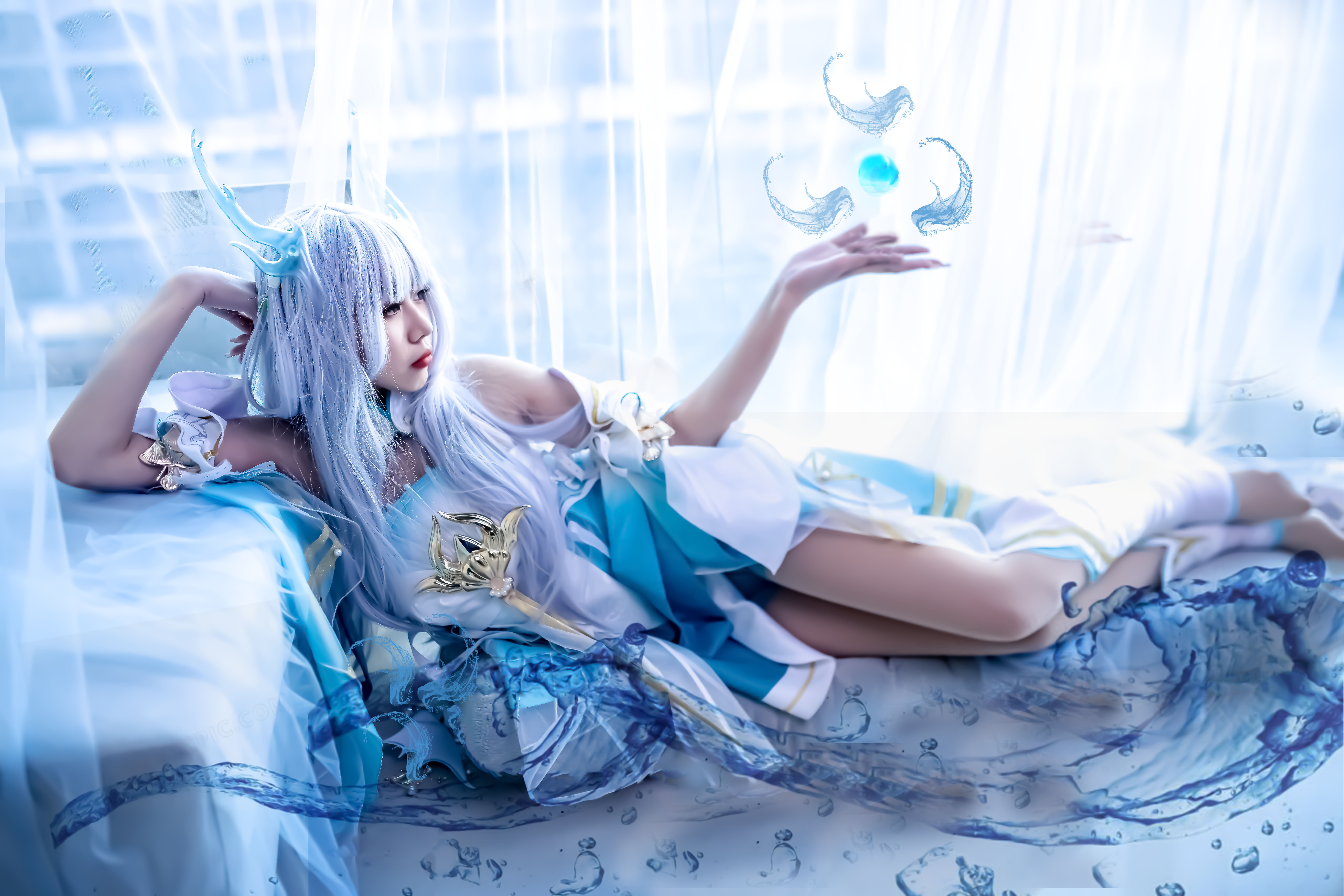 年轻女性古风汉服写真,身着粉色汉服,背景为古典园林,柔和自然光线